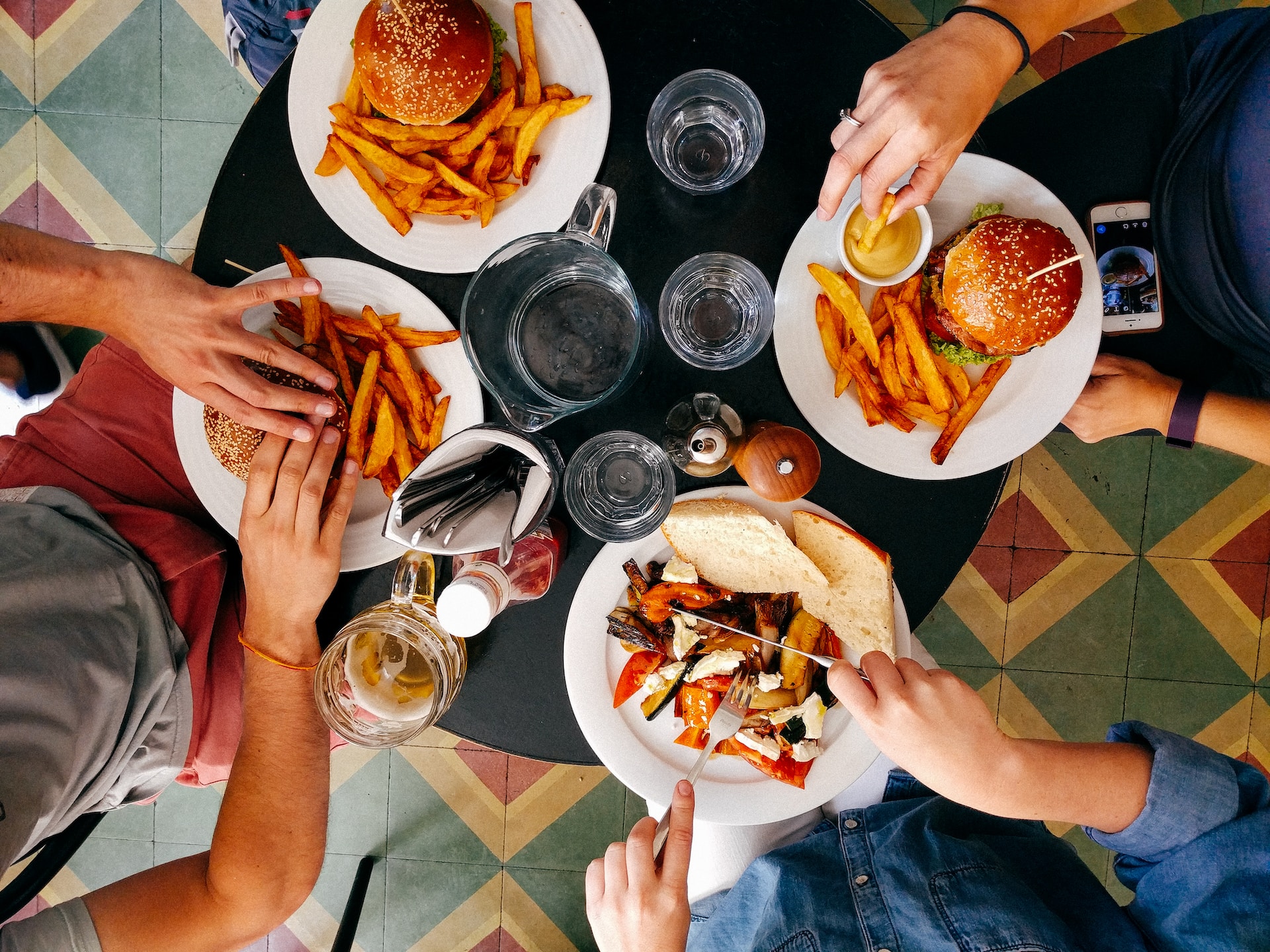 Read more about the article How do you split the bill with your friends at a restaurant?
